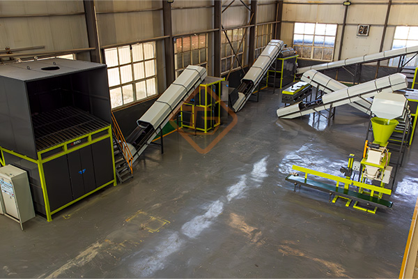 養豬場糞便含水高、太臭怎么解決?小型豬糞有機肥生產線怎么建?