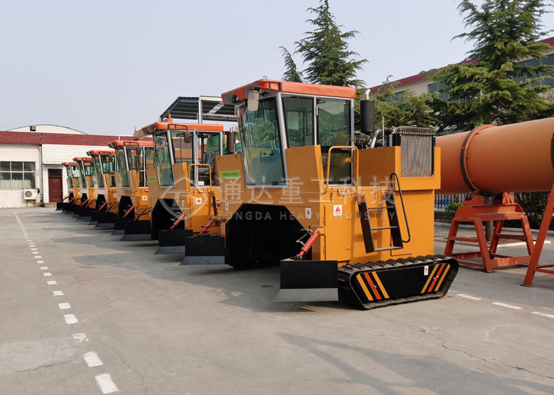 履帶式翻堆機.jpg
