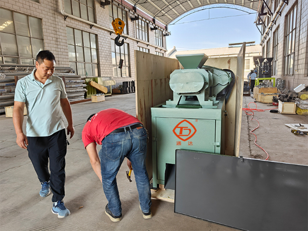 時(shí)產(chǎn)1.5噸對輥擠壓造粒機(jī)裝木箱發(fā)往烏克蘭